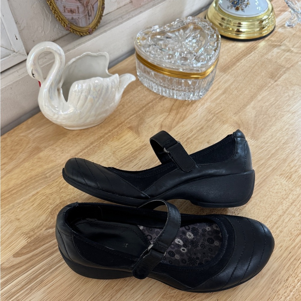 Cute Chunky Black Leather Naturalizer Mary Jane Clogs/Flats Size 8 Comfort